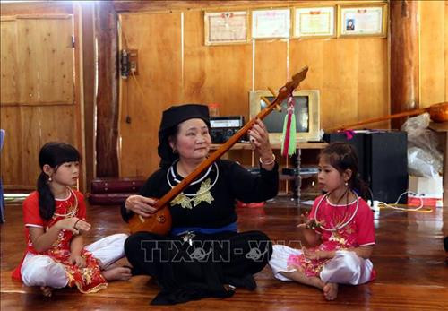 Bà Hà Thị Mỵ dạy hát then cho con cháu. Ảnh Quang Đán - TTXVN Bà Hà Thị Mỵ dạy hát then cho con cháu. Ảnh Quang Đán - TTXVN