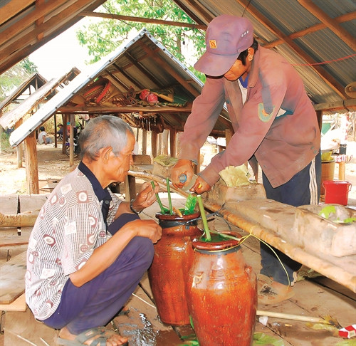 Ghè không chỉ dùng để ủ rượu mà còn là hiện thân của đời sống tâm linh, là nơi trú ngụ của các đấng thần linh