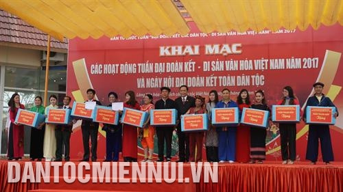 Chủ tịch UBTƯ MTTQ Việt Nam Trần Thanh Mẫn trao quà kỷ niệm cho đại diện đồng bào các dân tộc đang sinh sống tại Làng Văn hóa - Du lịch các dân tộc Việt Nam