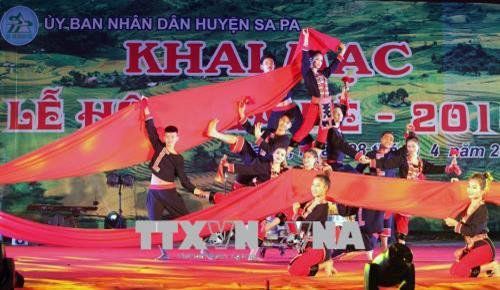 Biểu diễn văn nghệ chào mừng. Ảnh: Quốc Khánh - TTXVN Biểu diễn văn nghệ chào mừng. Ảnh: Quốc Khánh - TTXVN