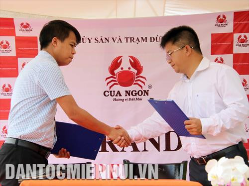 Tổng Giám đốc Cua Ngon (bên phải) ký kết hợp đồng ghi nhớ phân phối sản phẩm cua Cà Mau với đại diện doanh nghiệp tỉnh Nghệ An