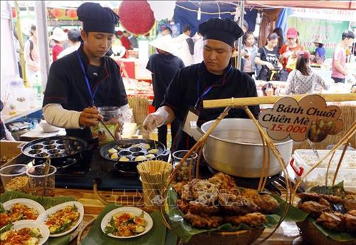Lễ hội quy tụ hơn 100 loại bánh dân gian Nam Bộ. Ảnh: Thanh Liêm - TTXVN Các món bánh tại lễ hội có giá từ 5.000 – 20.000 đồng/phần. Ảnh: Thanh Liêm - TTXVN Các loại bánh dân gian Nam Bộ được bày bán phục vụ du khách tại lễ hội. Ảnh: Thanh Liêm - TTXVN Ngoài bánh dân gian, lễ hội còn có nhiều loại chè, các món giải khát thích hợp trong thời tiết nắng nóng. Ảnh: Thanh Liêm - TTXVN