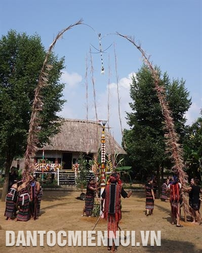 Cây nêu và cột lễ đã được bà con Cơ Tu dựng nên trước sân nhà Gươl. Ảnh: Hoàng Hải