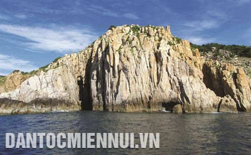 Dọc theo bờ vịnh là những dãy núi đá vôi tạo nên bức tường chắn sóng gió với đất liền