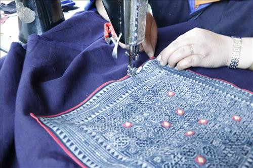 Những sản phẩm thổ cẩm độc đáo đang được hoàn thiện dưới đường may khéo léo của phụ nữ Mông. Ảnh: Việt Dũng - TTXVN Những sản phẩm thổ cẩm độc đáo đang được hoàn thiện dưới đường may khéo léo của phụ nữ Mông. Ảnh: Việt Dũng - TTXVN