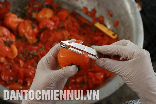 Quá trình chế biến, cắt, gọt, treo gió quả hồng trong nhà kính được đảm bảo vệ sinh an toàn thực phẩm. Ảnh: Đặng Tuấn Quá trình chế biến, cắt, gọt, treo gió quả hồng trong nhà kính được đảm bảo vệ sinh an toàn thực phẩm. Ảnh: Đặng Tuấn