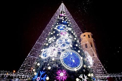 Cây thông Noel khổng lồ được thắp sáng rực rỡ tại quảng trường Cathedral, Vilnius, Litva . Ảnh: THX/ TTXVN Cây thông Noel khổng lồ được thắp sáng rực rỡ tại quảng trường Cathedral, Vilnius, Litva . Ảnh: THX/ TTXVN