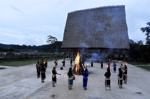 Nhà Rông của người Rơ Măm. Ảnh: Thanh Hà - TTXVN Nhà Rông của người Rơ Măm. Ảnh: Thanh Hà - TTXVN
