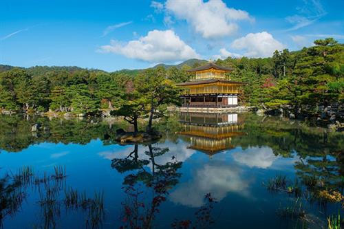 Đền thờ Phật giáo Kimkaku-ji ở Kyoto, Nhật Bản, cũng là Di sản Thế giới và là một trong những công trình nổi tiếng nhất của nước này, thu hút rất nhiều khách du lịch mỗi năm. Nó vốn được xây làm nơi nghỉ hưu của Tướng quân Ashikata Yoshimitsu năm 1397 rồi được chuyển thành một ngôi đền sau khi ông chết năm 1408. Năm 1950, ngôi đền bị một nhà sư trẻ phóng hỏa nhưng được phục dựng 5 năm sau đó giống y như bản gốc.