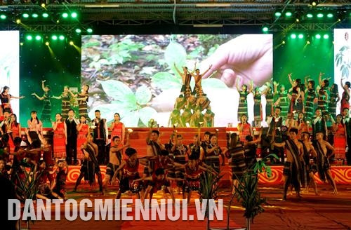 Đồng bào Xê-đăng ở huyện Nam Trà My tổ chức tái hiện Lễ rước biểu tượng sâm Ngọc Linh. Ảnh: Đỗ Trưởng Chương trình biểu diễn nghệ thuật đêm khai mạc Lễ hội sâm Ngọc Linh lần thứ 3 - 2019. Ảnh: Đỗ Trưởng