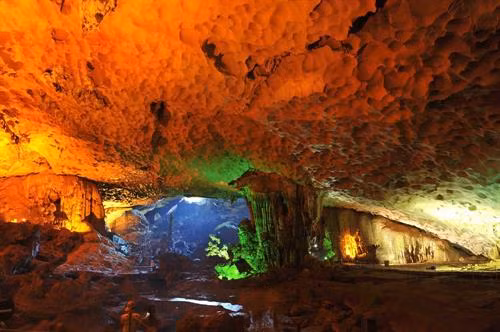 Hang Sửng Sốt thuộc quần thể vịnh Hạ Long (Quảng Ninh) với vẻ đẹp kỳ vĩ của địa chất, địa mạo vượt xa trí tưởng tượng của con người. Ảnh: Minh Đức-TTXVN