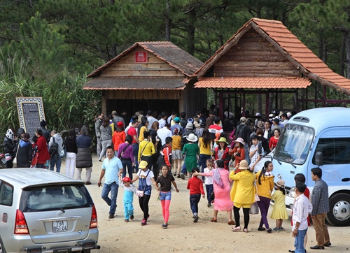 Vào những ngày lễ, làng Cù Lần thu hút hàng ngàn lượt khách đến thăm quan nghỉ dưỡng.