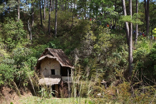 Kiến trúc nhà độc đáo trong làng Cù Lần.