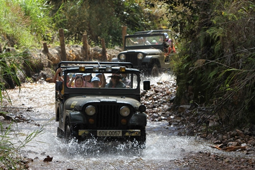 Du khách trải nghiệm đi xe vượt địa hình.