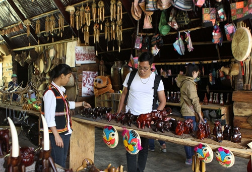 Gian hàng bán các sản phẩm truyền thống.