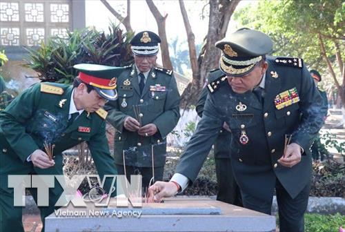 Ngày 4/1/2019, nhân kỷ niệm 40 năm Ngày Chiến thắng Chiến tranh bảo vệ biên giới Tây Nam của Tổ quốc và cùng nhân dân Campuchia chiến thắng chế độ diệt chủng Pol Pot (7/1/1979 - 7/1/2019), Đoàn cán bộ cấp cao Bộ Tư lệnh Quân khu I do Đại tướng Houth Chheang - Phó Tư lệnh Lục quân kiêm Tư lệnh Quân khu I, Quân đội Hoàng gia Campuchia làm Trưởng đoàn và lãnh đạo 3 tỉnh Rattanakiri, Strung Treng, Muldulkiri - Vương quốc Campuchia đến viếng Nghĩa trang Liệt sỹ Đức Cơ, tỉnh Gia Lai. Trong ảnh: Các đại biểu thắp hương tại lễ viếng. Ảnh: TTXVN Ngày 4/1/2019, nhân kỷ niệm 40 năm Ngày Chiến thắng Chiến tranh bảo vệ biên giới Tây Nam của Tổ quốc và cùng nhân dân Campuchia chiến thắng chế độ diệt chủng Pol Pot (7/1/1979 - 7/1/2019), Đoàn cán bộ cấp cao Bộ Tư lệnh Quân khu I do Đại tướng Houth Chheang - Phó Tư lệnh Lục quân kiêm Tư lệnh Quân khu I, Quân đội Hoàng gia Campuchia làm Trưởng đoàn và lãnh đạo 3 tỉnh Rattanakiri, Strung Treng, Muldulkiri - Vương quốc Campuchia đến viếng Nghĩa trang Liệt sỹ Đức Cơ, tỉnh Gia Lai. Trong ảnh: Các đại biểu thắp hương tại lễ viếng. Ảnh: TTXVN