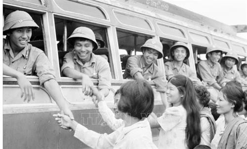 Nhân dân thủ đô Phnom Penh lưu luyến tiễn đưa các chiến sĩ quân tình nguyện Việt Nam hoàn thành nghĩa vụ quốc tế, lên đường trở về Tổ quốc. Ảnh: TTXVN Nhân dân thủ đô Phnom Penh lưu luyến tiễn đưa các chiến sĩ quân tình nguyện Việt Nam hoàn thành nghĩa vụ quốc tế, lên đường trở về Tổ quốc. Ảnh: TTXVN