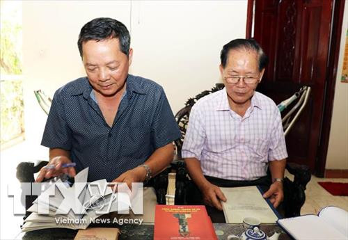 Đại tá Hà Xuân Thành (phải) và Trung tá Kiều Quang Thạch giở lại những trang sử về thời kỳ tham gia quân tình nguyện, giúp đỡ Campuchia trên Mặt trận 779. Ảnh: TTXVN Đại tá Hà Xuân Thành (phải) và Trung tá Kiều Quang Thạch giở lại những trang sử về thời kỳ tham gia quân tình nguyện, giúp đỡ Campuchia trên Mặt trận 779. Ảnh: TTXVN