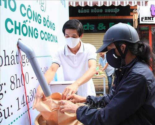 Người dân nhận gạo tại “ATM gạo nghĩa tình”. Ảnh: Tuấn Anh – TTXVN Người dân nhận gạo tại “ATM gạo nghĩa tình”. Ảnh: Tuấn Anh – TTXVN