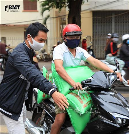 Nhiều cá nhân trên địa bàn thành phố Buôn Ma Thuột chở gạo đến ủng hộ cho người dân nghèo. Ảnh: Tuấn Anh - TTXVN Nhiều cá nhân trên địa bàn thành phố Buôn Ma Thuột chở gạo đến ủng hộ cho người dân nghèo. Ảnh: Tuấn Anh - TTXVN