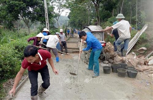 Người dân huyện miền núi Như Xuân, tỉnh Thanh Hóa chung tay xây dựng nông thôn mới. Ảnh: Nguyễn Nam-TTXVN Người dân huyện miền núi Như Xuân, tỉnh Thanh Hóa chung tay xây dựng nông thôn mới. Ảnh: Nguyễn Nam-TTXVN