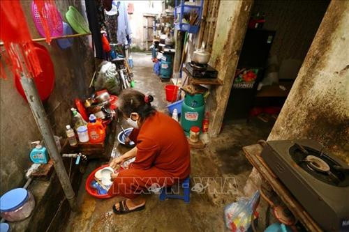 Nhiều người đã ở xóm trọ chạy thận được 14 năm. Ảnh: Minh Quyết – TTXVN