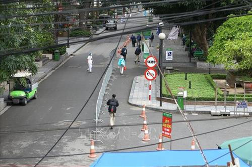 Nhằm đảm bảo cho bệnh nhân, cơ quan chức năng đã mở lối đi riêng cho những bệnh nhân chạy thận. Ảnh: Minh Quyết – TTXVN