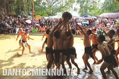 Các quân cầu tranh cướp cầu, tìm cách đẩy cầu vào lỗ ở phần sân đối phương. Quả cầu này đã được lưu truyền trong làng từ nhiều đời trước. Ảnh: Quỳnh Ngân