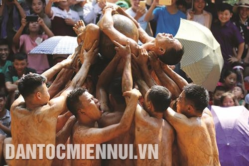 Cầu được làm bằng gỗ lim, đường kính khoảng 40 cm, nặng khoảng 20 kg, rất trơn nên đòi hỏi quân cầu phải có sức mạnh và sự khéo léo. Ảnh: Quỳnh Ngân