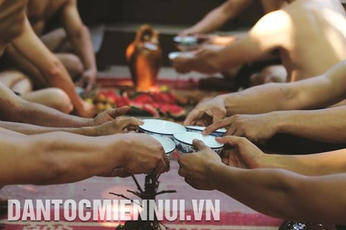 Sau khi vào đền lễ Thánh, các quân cầu cởi trần, đóng khố, ngồi tại sân đền Chính uống rượu trận. Ảnh: Quỳnh Ngân