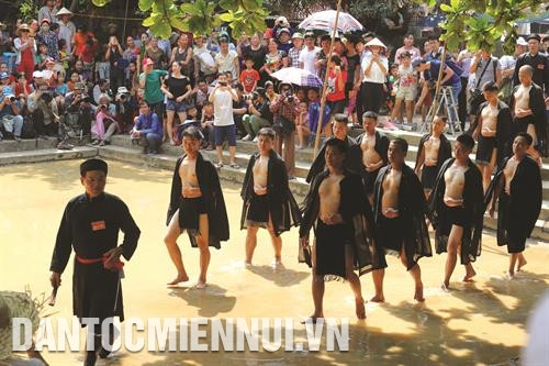 16 trai tráng khỏe mạnh, có nếp sống lành mạnh, gia đình hạnh phúc được chọn làm quân cầu để tham gia hội. Ảnh: Quỳnh Ngân