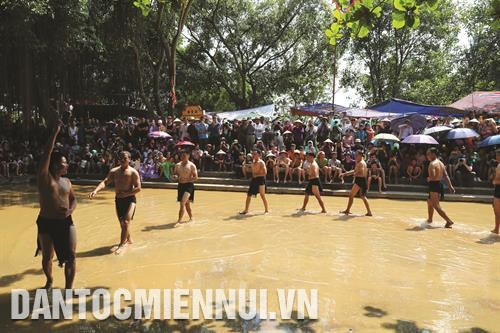 Hội vật cầu nước được tổ chức trên sân hành lễ trước cửa đền, diện tích khoảng 200m2, mặt sân là bùn nhão, ở hai đầu sân có hai lỗ để đẩy cầu xuống. Ảnh: Quỳnh Ngân