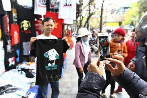 Du khách chọn mua áo có in hình Tổng thống Mỹ Donald Trump và Chủ tịch Triều Tiên Kim Jong-un tại một cửa hàng trên phố Hàng Bông. Ảnh: Quang Hải - TTXVN Một du khách nước ngoài đến tìm mua áo có in hình Tổng thống Mỹ Donald Trump và Chủ tịch Triều Tiên Kim Jong-un tại một cửa hàng trên phố Hàng Bông. Ảnh: Quang Hải - TTXVN Nhiều khách chụp ảnh lưu làm kỷ niệm. Ảnh: Minh Quyết – TTXVN Những ngày này cơ sở in áo của anh Trương Thanh Đức trên phố Hàng Bông in hơn 300 áo mỗi ngày. Ảnh: Minh Quyết – TTXVN Những ngày này cơ sở in áo của anh Trương Thanh Đức trên phố Hàng Bông in hơn 300 áo mỗi ngày. Ảnh: Minh Quyết – TTXVN Khách du lịch chọn mua áo phông in hình Tổng thống Donald Trump và Chủ tịch Kim Jong-un trên phố Hàng Bông (Hà Nội) làm kỷ niệm. Ảnh: Minh Quyết – TTXVN Nhiều du khách quốc tế thích thú với mặt hàng áo phông in hình Tổng thống Donald Trump và Chủ tịch Kim Jong-un trên phố Hàng Bông (Hà Nội). Ảnh: Minh Quyết – TTXVN Chủ cửa hàng áo phông in hình Tổng thống Donald Trump và Chủ tịch Kim Jong-un trên phố Hàng Bông (Hà Nội) trả lời phỏng vấn phóng viên báo chí quốc tế. Ảnh: Minh Quyết – TTXVN Áo phông in hình Tổng thống Donald Trump và Chủ tịch Kim Jong-un trên phố Hàng Bông (Hà Nội) đang là mặt hàng bán rất chạy. Ảnh: Minh Quyết – TTXVN Đông đảo khách du lịch quốc tế đến mua áo phông in hình Tổng thống Donald Trump và Chủ tịch Kim Jong-un trên phố Hàng Bông (Hà Nội). Ảnh: Minh Quyết – TTXVN Khách du lịch mua cờ các nước trên phố Hàng Bông (Hà Nội). Ảnh: Minh Quyết – TTXVN Du khách chọn mua áo có in hình Tổng thống Mỹ Donald Trump và Chủ tịch Triều Tiên Kim Jong-un tại một cửa hàng trên phố Hàng Bông. Ảnh: Quang Hải - TTXVN Một du khách nước ngoài đến tìm mua áo có in hình Tổng thống Mỹ Donald Trump và Chủ tịch Triều Tiên Kim Jong-un tại một cửa hàng trên phố Hàng Bông. Ảnh: Quang Hải - TTXVN Nhiều khách chụp ảnh lưu làm kỷ niệm. Ảnh: Minh Quyết – TTXVN Những ngày này cơ sở in áo của anh Trương Thanh Đức trên phố Hàng Bông in hơn 300 áo mỗi ngày. Ảnh: Minh Quyết – TTXVN Những ngày này cơ sở in áo của anh Trương Thanh Đức trên phố Hàng Bông in hơn 300 áo mỗi ngày. Ảnh: Minh Quyết – TTXVN Khách du lịch chọn mua áo phông in hình Tổng thống Donald Trump và Chủ tịch Kim Jong-un trên phố Hàng Bông (Hà Nội) làm kỷ niệm. Ảnh: Minh Quyết – TTXVN Nhiều du khách quốc tế thích thú với mặt hàng áo phông in hình Tổng thống Donald Trump và Chủ tịch Kim Jong-un trên phố Hàng Bông (Hà Nội). Ảnh: Minh Quyết – TTXVN Chủ cửa hàng áo phông in hình Tổng thống Donald Trump và Chủ tịch Kim Jong-un trên phố Hàng Bông (Hà Nội) trả lời phỏng vấn phóng viên báo chí quốc tế. Ảnh: Minh Quyết – TTXVN Áo phông in hình Tổng thống Donald Trump và Chủ tịch Kim Jong-un trên phố Hàng Bông (Hà Nội) đang là mặt hàng bán rất chạy. Ảnh: Minh Quyết – TTXVN Đông đảo khách du lịch quốc tế đến mua áo phông in hình Tổng thống Donald Trump và Chủ tịch Kim Jong-un trên phố Hàng Bông (Hà Nội). Ảnh: Minh Quyết – TTXVN Khách du lịch mua cờ các nước trên phố Hàng Bông (Hà Nội). Ảnh: Minh Quyết – TTXVN