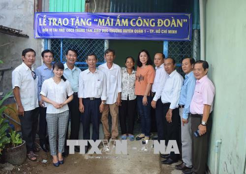 Lãnh đạo Liên đoàn Lao động Thành phố Hồ Chí Minh, Quận 8 và Công đoàn ngành Giáo dục Thành phố bàn giao mái ấm công đoàn cho anh Đinh Hữu Hùng (người thứ 7 từ phải sang), đoàn viên Công đoàn Trường Tiểu học Vĩnh Lộc B, huyện Bình Chánh. Ảnh: Thanh Vũ-TTXVN Lãnh đạo Liên đoàn Lao động Thành phố Hồ Chí Minh, Quận 8 và Công đoàn ngành Giáo dục Thành phố bàn giao mái ấm công đoàn cho anh Đinh Hữu Hùng (người thứ 7 từ phải sang), đoàn viên Công đoàn Trường Tiểu học Vĩnh Lộc B, huyện Bình Chánh. Ảnh: Thanh Vũ-TTXVN