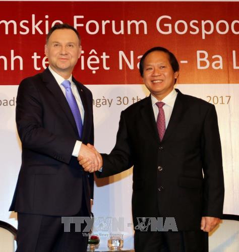 Tổng thống Ba Lan Andrzej Duda với Bộ trưởng Bộ Thông tin và Truyền thông Trương Minh Tuấn tại diễn đàn. Ảnh: Thanh Vũ-TTXVN