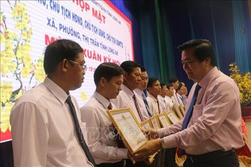 Bí thư tỉnh ủy Long An Phạm Văn Rạnh, trao bằng khen của UBND tỉnh cho lãnh đạo xã, phường, thị trấn. Ảnh: Trần Thanh Bình - TTXVN