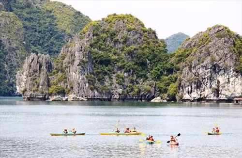 Khám phá Vịnh Lan Hạ bằng thuyền kayak. Ảnh: Trần Thanh Giang