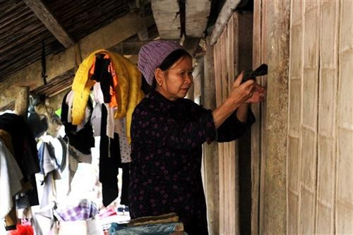 Giấy được đem phơi khô bằng cách dán lên ván gỗ trước nhà.