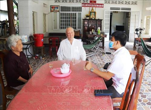 Đồng chí Nguyễn Văn Sáu (giữa) nguyên Bí thư Huyện ủy Tân Biên kể lại những ngày khó khăn của Tân Biên. Ảnh: Thanh Tân - TTXVN Đồng chí Nguyễn Văn Sáu (giữa) nguyên Bí thư Huyện ủy Tân Biên kể lại những ngày khó khăn của Tân Biên. Ảnh: Thanh Tân - TTXVN