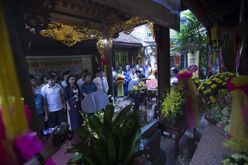 Thứ trưởng Bộ Văn hóa, Thể thao và Du lịch Đặng Thị Bích Liên cùng nhiều lãnh đạo Quận Hoàn Kiếm và các phường đến dự, dâng hương tưởng nhớ công lao của Nguyên phi Hoàng Thái hậu Ỷ Lan tại đình Yên Thái. Ảnh: Trọng Đạt – TTXVN