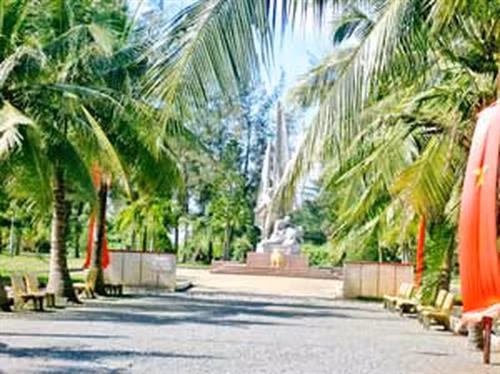 Đài tưởng niệm trận Láng Le - Bàu Cò tại Khu di tích lịch sử Láng Le - Bàu Cò (xã Tân Nhựt, huyện Bình Chánh). Ảnh: internet