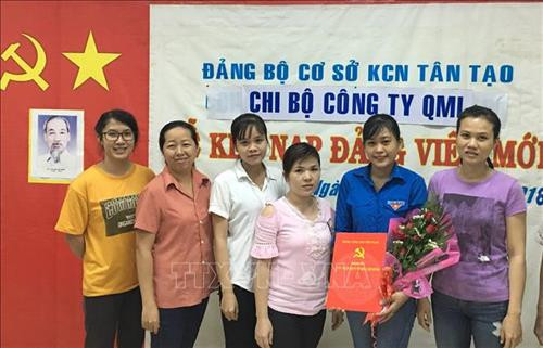 Lễ kết nạp đảng viên mới của Chi bộ Công ty QMI Việt Nam (Khu Công nghiệp Tân Tạo). Ảnh: TTXVN Lễ kết nạp đảng viên mới của Chi bộ Công ty QMI Việt Nam (Khu Công nghiệp Tân Tạo). Ảnh: TTXVN