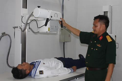 Trạm y tế Song Tử Tây được trang bị nhiều thiết bị y tế hiện đại để chăm sóc sức khỏe cho quân, dân trên đảo cũng như kịp thời cứu chữa cho ngư dân khi găp nạn. Ảnh: Mai Hưng - TTXVN