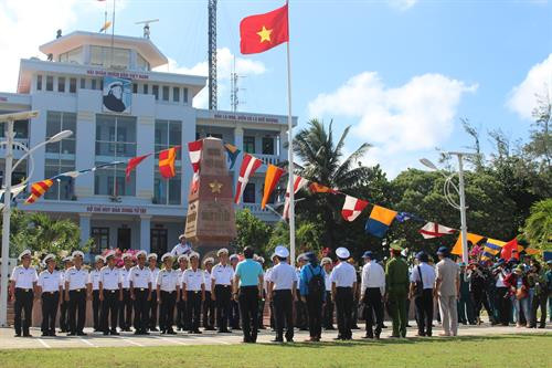 Cán bộ, chiến sỹ đón đoàn công tác tại cột mốc chủ quyền đáo Song Tử Tây. Ảnh: Mai Hưng - TTXVN