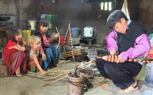 Người Mông ở huyện Mộc Châu, tỉnh Sơn La chế tác cây khèn - một nhạc cụ độc đáo được đồng bào dân tộc Mông giữ gìn. Ảnh: Nguyễn Cường - TTXVN. Người Mông ở huyện Mộc Châu, tỉnh Sơn La chế tác cây khèn - một nhạc cụ độc đáo được đồng bào dân tộc Mông giữ gìn. Ảnh: Nguyễn Cường - TTXVN.