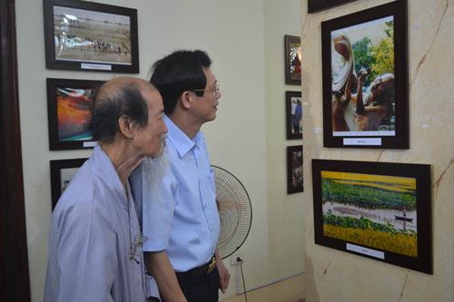 Các đại biểu tham quan Triển lãm. Ảnh: Thu Hoài – TTXVN