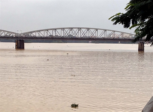 Nước sông Hương đoạn chảy qua thành phố Huế đục bất thường. Ảnh: Quốc Việt - TTXVN