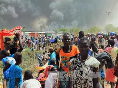 Người dân Nam Sudan chạy lánh nạn khỏi thị trấn Malakal sau cuộc đấu súng ngày 18/2. AFP/ TTXVN