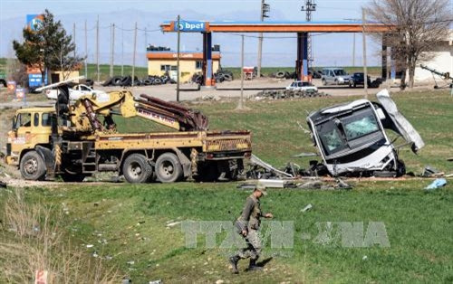 Theo nguồn tin của hãng Reuters, vụ nổ nhằm vào mục tiêu quân sự trên xảy ra ở tuyến đường cao tốc chạy qua quận Lice, thành phố Diyarbakir, nơi tập trung đông người Kurd và tất cả nạn nhân đều là quân nhân