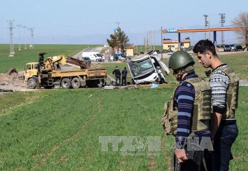 Binh sĩ Thổ Nhĩ Kỳ điều tra tại hiện trường vụ nổ ở Lice ngày 18/2. AFP/ TTXVN